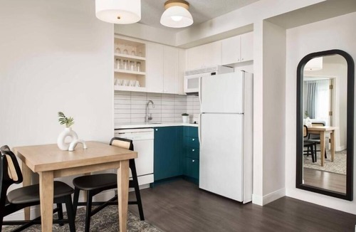 Thornhill Hotel | Elegant Suite with Swimming Pool, Pet-Friendly, and Near Pomona Mills Park