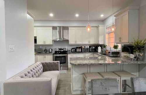 Oakville House | Elegant Winter Retreat Getaway In Oakville Whole Townhome