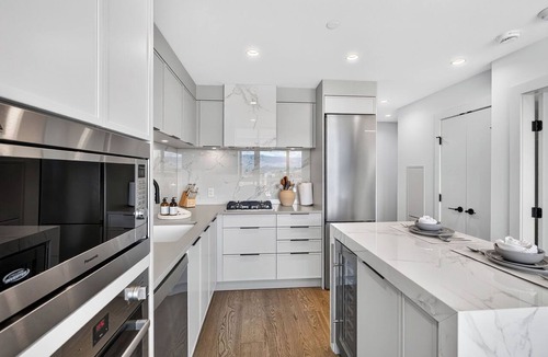 South Pandosy Condo | Elevate your lifestyle at AQUA Kelowna. This sophisticated 2-bed condo features a king suite, sofa bed, gourmet kitchen, and private BBQ patio. Enjoy stunning marina views and resort access to pools, hot tubs, fitness centre, and beachfront.