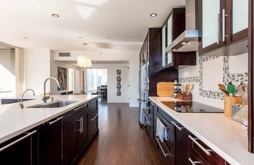 Coal Harbour Apartment | Elevated Coal Harbour living with panoramic harbour & mountain views, steps to Vancouver's iconic waterfront, dining and shopping.