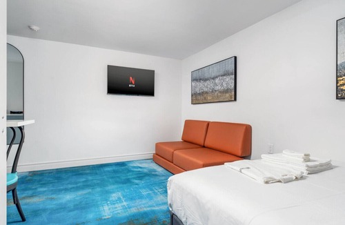 West Queen West Bed & Breakfast | Elite Double room with Sofa; Boutique Hotel Trinity Bellwoods, Downtown Toronto