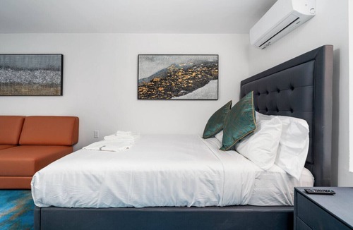 West Queen West Bed & Breakfast | Elite Double room with Sofa; Boutique Hotel Trinity Bellwoods, Downtown Toronto