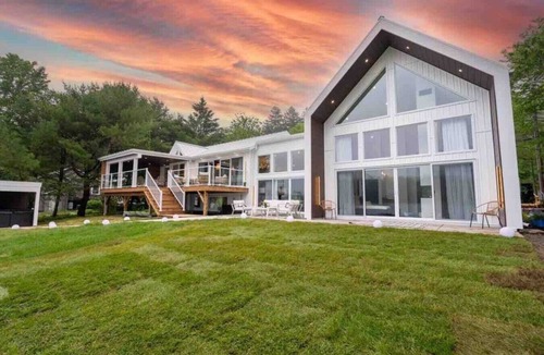East Hants House | Elite Lakehouse w/Hot Tub & Sauna