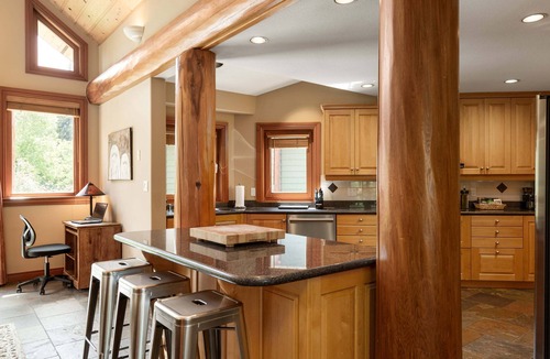 Nicklaus North Ski Chalet | ❄︎Emerald Chalet❄︎ 5 BR Chalet with Hot Tub & BBQ, First Hole of Golf Course