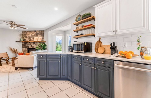 Cultus Lake House | EmeraldRidge Retreat - Firepit | BBQ | AmazingView | 1G Fast WiFi |Pet-Friendly
