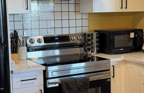 Regional District of Nanaimo House | Enjoy a bright and comfortable 2‑bedroom suite with a private entrance, full kitchen, and one bathroom. The space accommodates up to six guests and includes a cozy living area, smart TV, Wi‑Fi