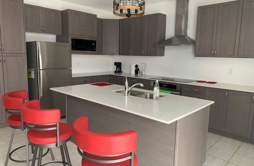 Lindsay House | Enjoy the comfort of this cozy home, minutes away from downtown!