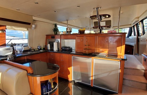 Central Boat Rental | Enjoyable 3-bedroom luxury boat with WiFi in Vancouver
