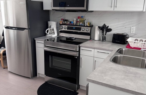 Sunset House | Entire 2-Level Private Guest House 10 min to YVR and 15 min to Downtown| Parking