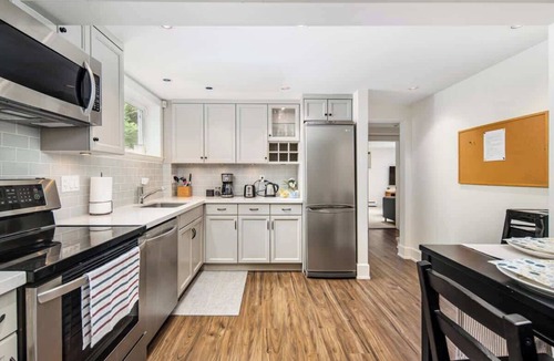 Dunbar House | Entire 4-Bedroom Garden Level Suite Near UBC/YVR