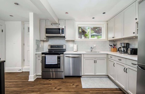 Dunbar House | Entire 4-Bedroom Garden Level Suite Near UBC/YVR