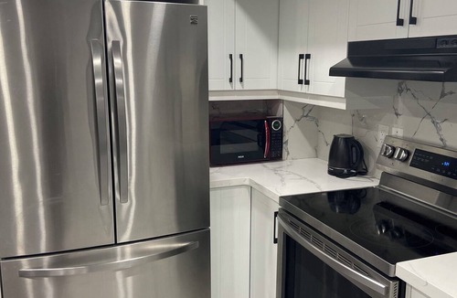 Brampton House | Entire home in Brampton, Canada 2 guests1 bedroom1 bed1 bath