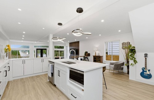 Horseshoe Bay House | Entire home near water, shops and park in West Van