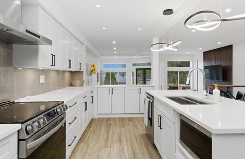 Horseshoe Bay House | Entire home near water, shops and park in West Van