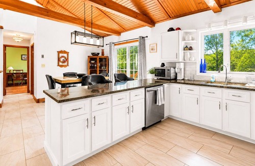 Summerside House | Entire Home -Wooded Trailside Retreat including Bikes, Pickleball Paddles & More