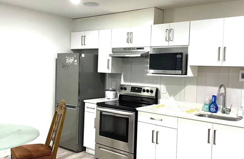 Fleetwood House | Entire Large Studio with kitchen in gorgeous Surrey with AC