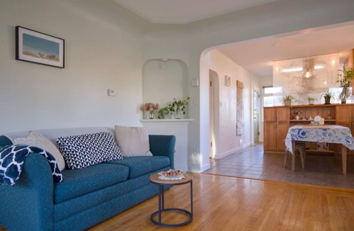 East Side House | Entire Main House Near Skytrain