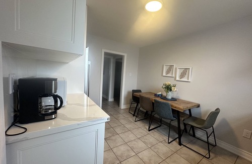 Niagara Falls House | Esther’s Vacation Home . Walking distance to Clifton fun street