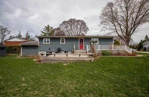 Southampton House | Eucalyptus Cottage - Steps to Downtown and the Big Flag - 3 Bedroom - 1 Bathroom