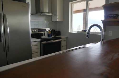 Bowen Island Condo | Exclusive 2-bdrm ocean & mountain view suite