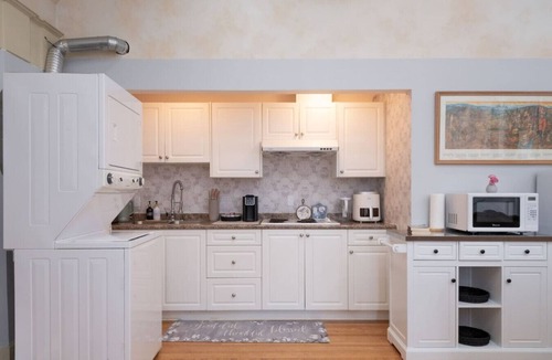 Kerrisdale House | Exclusive 6-Bed Manor with Amazing Garden View