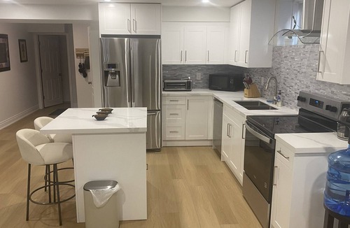 Hamilton Apartment | Executive 1250sqft Legal Suite - Modern, Furnished & Private in Meadowlands