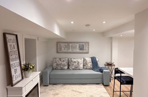 Humber Bay Apartment | Executive 1BR Suite | Express Transit to Downtown & Airport | Fast Wi-Fi