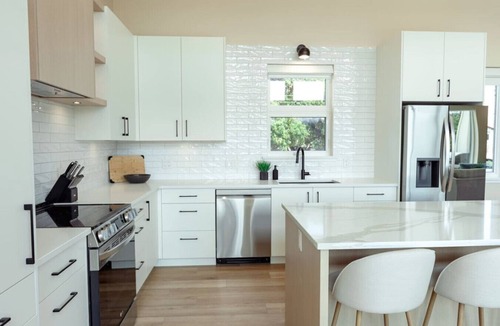 Regional District of Nanaimo House | Executive Beach House - Oceanfront and Waves