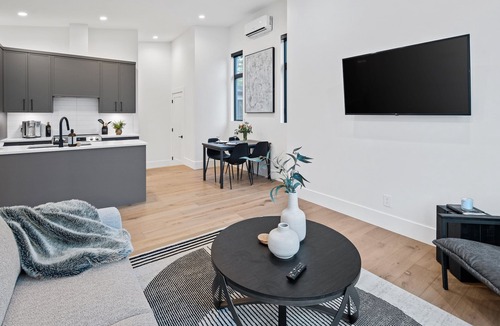 Colwood Apartment | Executive Olympic View Retreat