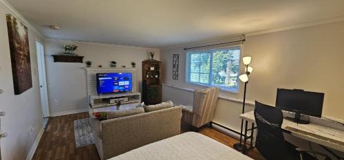 Saint John Hotel | Executive Private Room in a Shared Apartment- Comfortable and Convenient