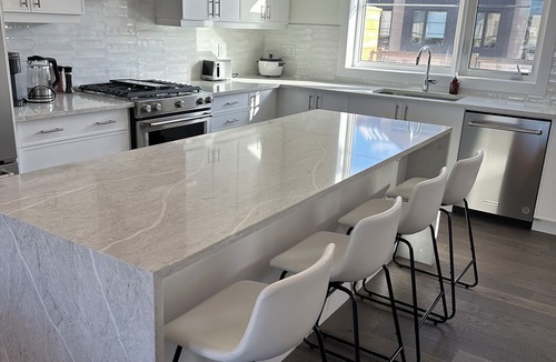 Burlington House | Executive Townhouse Burlington, this stylish place conveniently located to shops