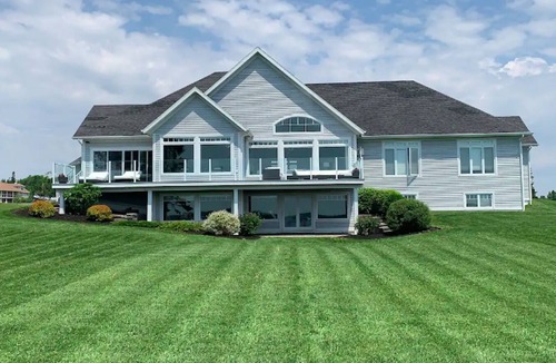 Cornwall House | Executive Water Front Home With Steps To Water, 15 Mins to Downtown