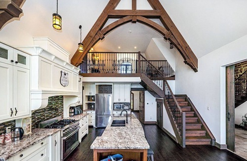 Brock House | Expansive Four Season 3BR Lakefront Retreat Home