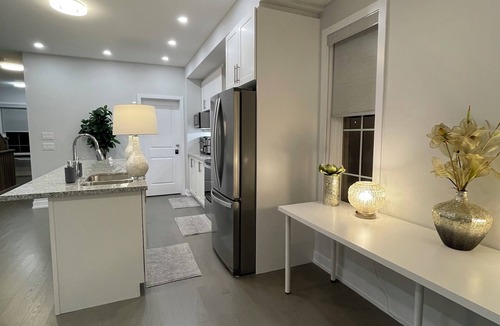 Markham House | Experience Unforgettable Luxury Markham Townhouse Exquisite 6-Bedroom Getaway