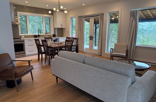 Bowen Island House | Eyrie house on Bowen Island. Oceanview and sunsets .Pet friendly