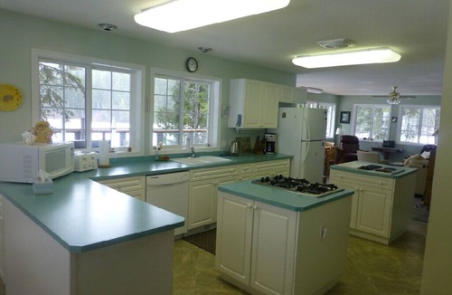 Kootenay Boundary House | Family Fun, Seclusion, and Adventure You'll find it at Kingfisher Cove!