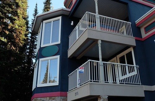 Silver Star Mountain Ski Chalet | Fabulous Home on Lower Knoll - Each Bedroom w/Ensuite, Private Hot Tub & BBQ