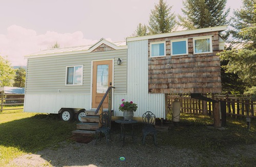 Armstrong Cabin | Fabulous Tiny House with a cottage feel in a farm setting, 3min from Armstrong.