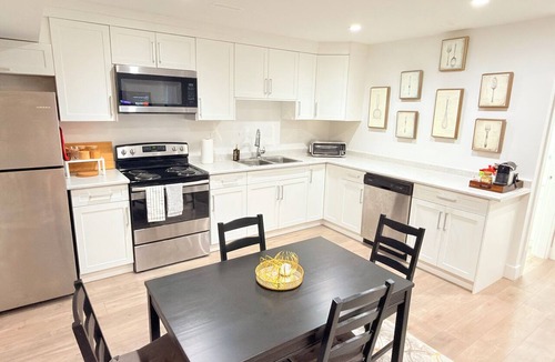 Sardis House | Fairway Retreat Chilliwack|Modern Private Basement Suite|Sleeps 4|Near Highway 1