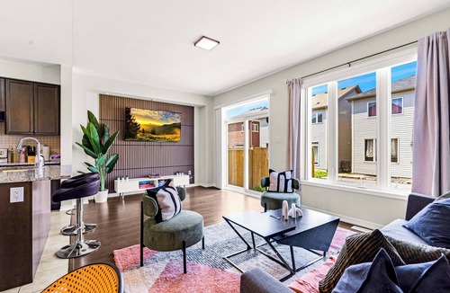 Niagara Falls House | Fallsview Escape|King Bed|10 Mins to Falls|Games