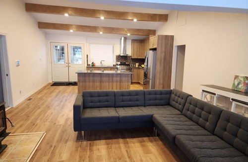 Hastings Cottage | Family Cottage Retreat on Rice Lake (Sleeps 7 & 2 Bathrooms)