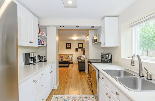 Saanich East House | Family Friendly 3Bath 5Beds Relaxing Yard Toys & Games, 4TV's Clean Quiet Secure