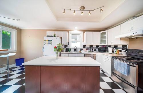 Dunbar Villa | Family-Friendly 3BR Home Near UBC & AC & Parking & Pet-Friendly