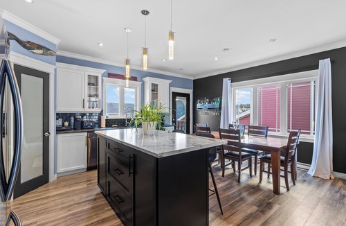 Paradise Apartment | Family-Friendly 3BR, HotTub, Patio, Bar, Fireplace