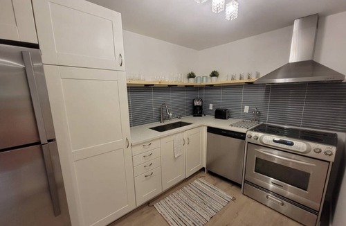 Lynn Valley House | Family friendly Modern Garden Suite in Lynn Valley