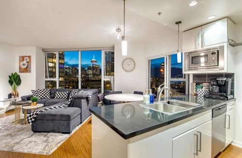 Crosstown Apartment | Family-Friendly Condo near Rogers Arena | Parking