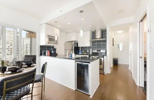 Crosstown Apartment | Family-Friendly Condo near Rogers Arena | Parking