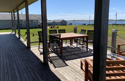 Darnley Cottage | Family friendly cottage with water view- Minutes from Thunder Cove Beach