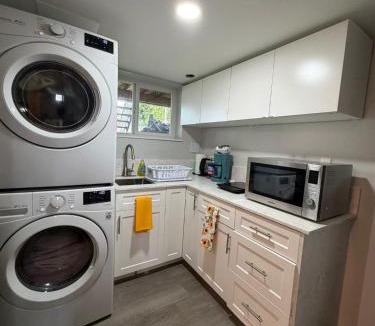 Delta House | Family Fun Retreat Near Vancouver I Movie Nights, Games & Large Backyard