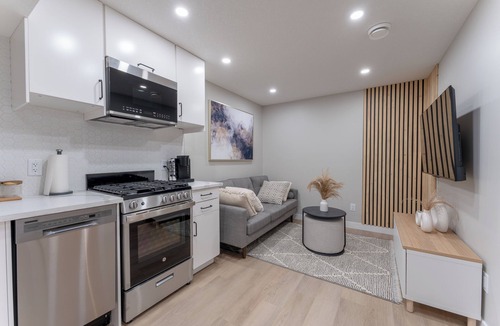 Northwest Calgary House | Family Getaway Home - 2 Private Suites | Sleeps 10 | Excellent for groups